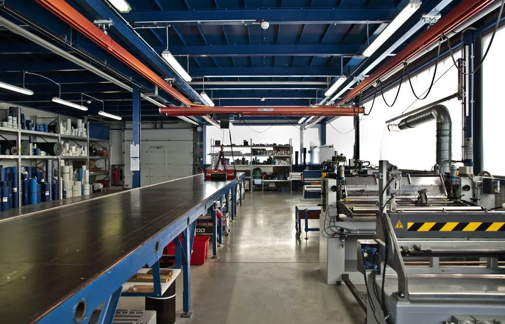 Moderne Werkstatt mit Maschinen