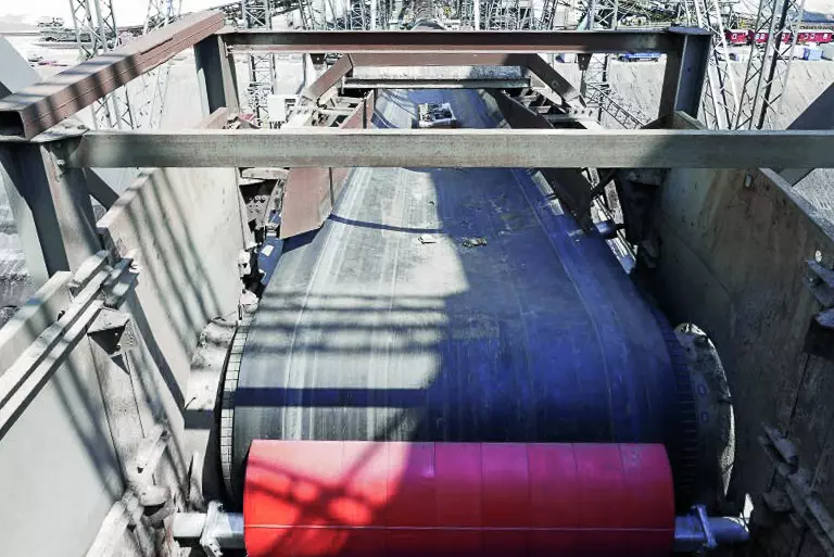 Industrielle Förderband-Anlage seitlich mit Stahlträgern