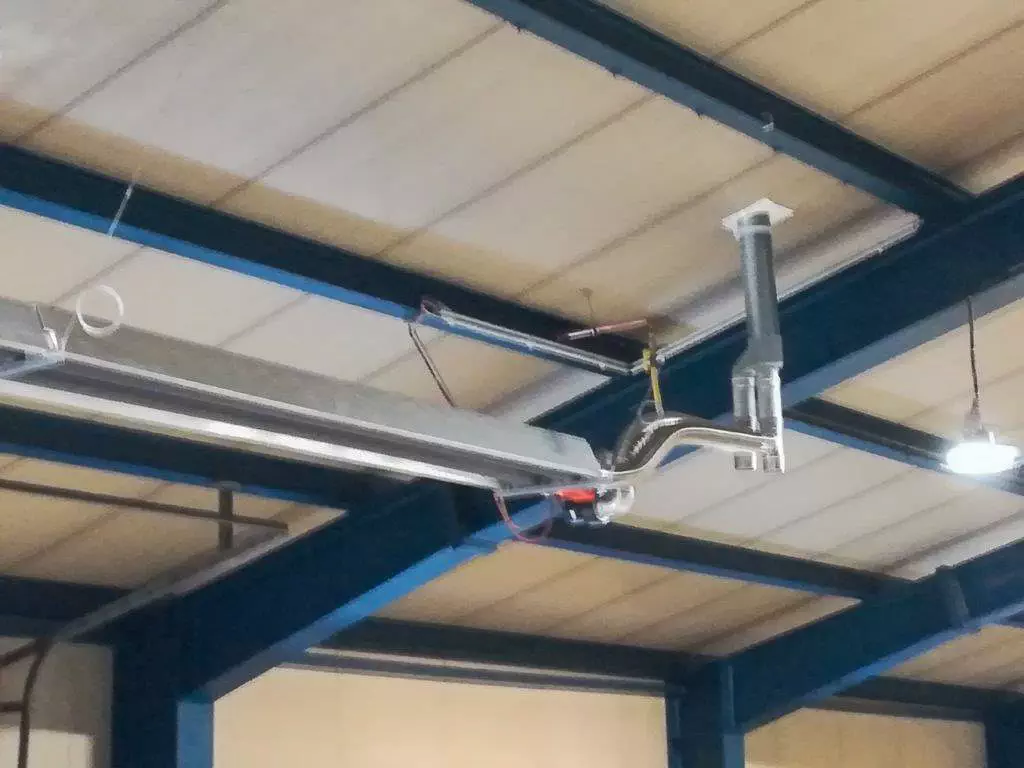 Industrielle Deckeninstallation mit Stahlträgern