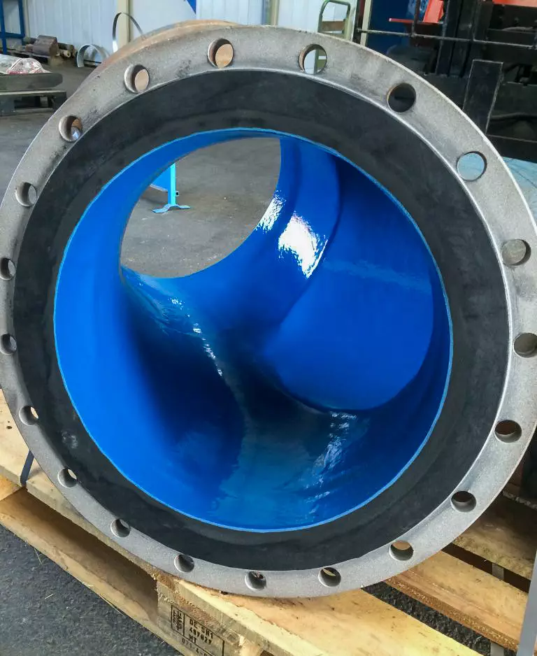 Rohrstück mit blauer Sprühbeschichtung innen