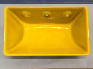 Gelbes rechteckiges Waschbecken, sprühbeschichtet